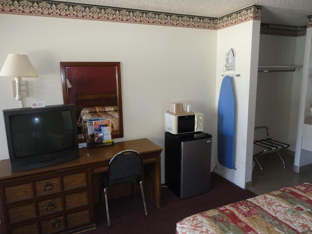 Astro Motel Hutchinson Room photo