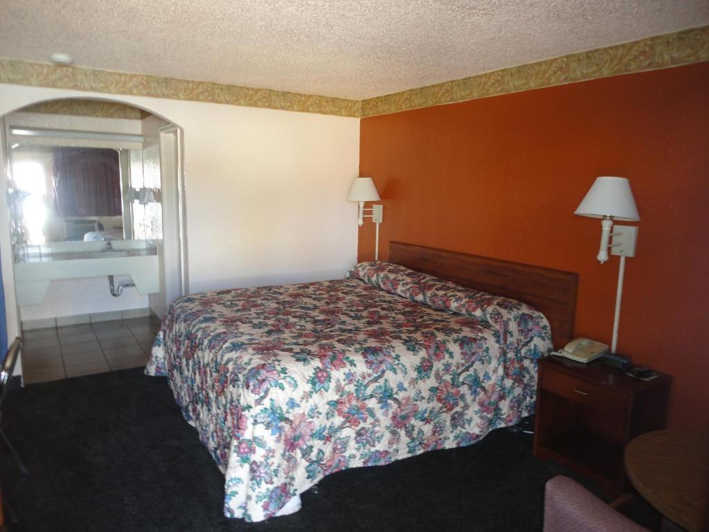 Astro Motel Hutchinson Room photo